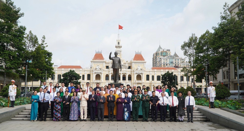 胡志明市市委书记陈留光同本市代表团敬献鲜花、上香缅怀胡志明主席。