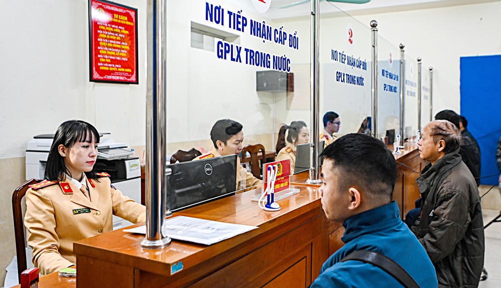 民众办理驾照签发手续。