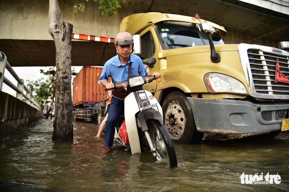 水淹导致行人摔倒，因为分不清哪里是路面，哪里是人行道。
