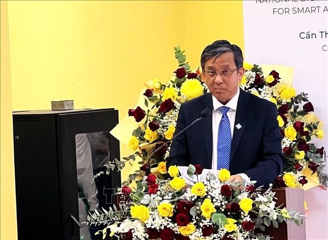 芹苴大学校长陈忠併副教授发表讲话。