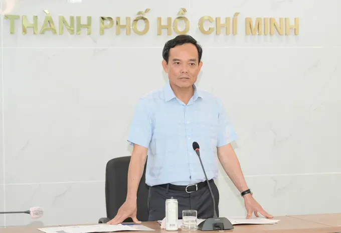 党中央书记、胡志明市市委书记陈留光发表讲话。