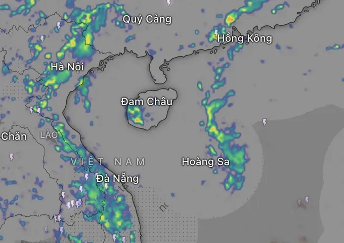 9月15日下午3时40分的天气雷达图：因受低压区影响，在陆地与东海中央区域出现雷阵雨现象。