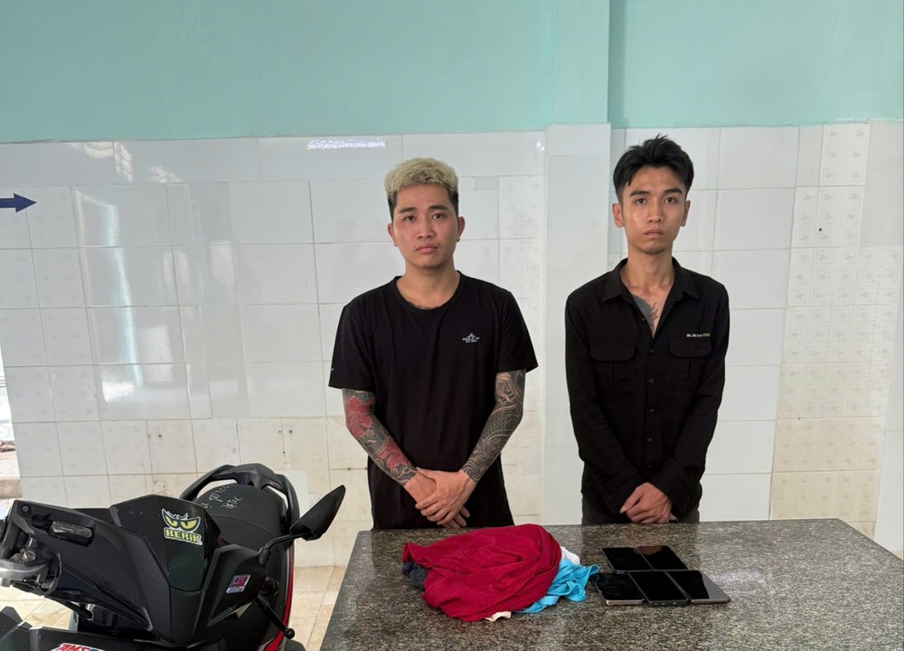 从左起：黎文任、梁功顺。