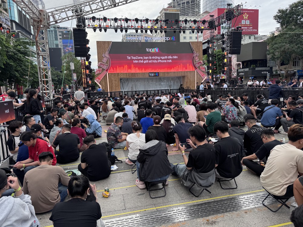 民众排队等候购买iPhone 17手机。