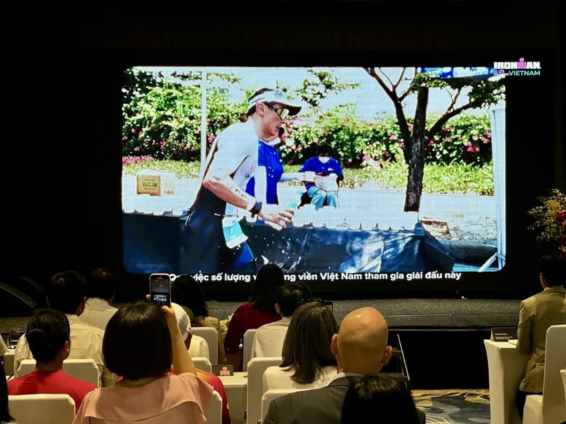 组委会介绍IRONMAN铁人三项赛的比赛项目。