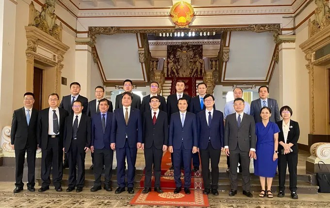 双方代表团合照留念。