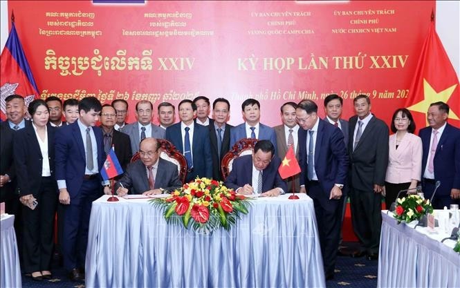 武明良上将和波尔·萨鲁恩大将签署了第24次会议纪要。