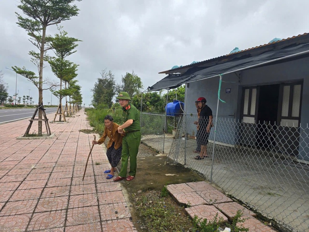 河靖省智河坊公安协助疏散受影响的民众至安全区域。