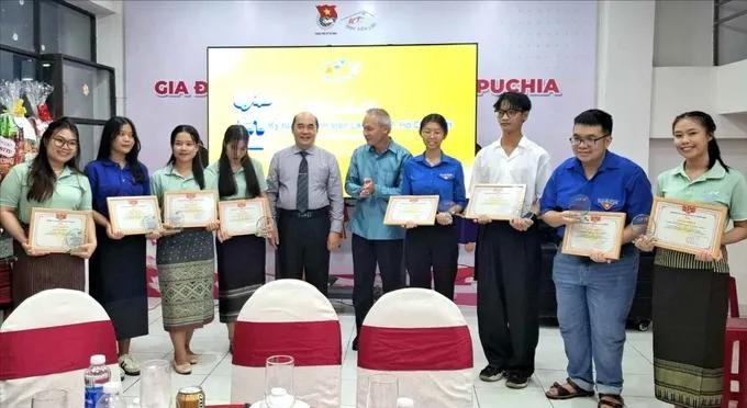 老挝人民民主共和国驻胡志明市总领事蓬西·本米塞（右起第五位）与胡志明市各友好组织联合会代表向获奖大学生颁奖。