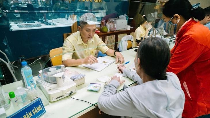 客户在盘棋坊SJC西贡黄金珠宝公司出售黄金。