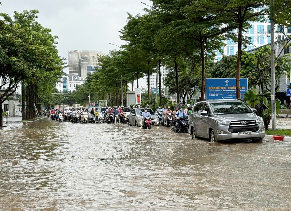 10月1日上午，宗室说街街头水淹深度接近人行道，达30至40厘米。
