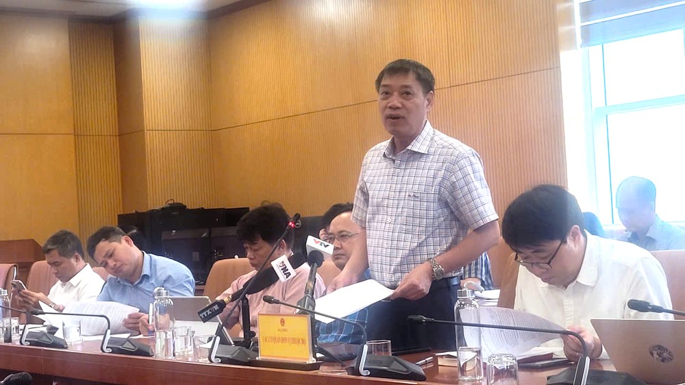 气象水文局副局长黄德强在会上发表讲话。 