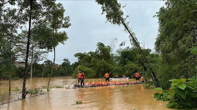 11号台风过后发生强降雨在越南多地造成严重破坏。