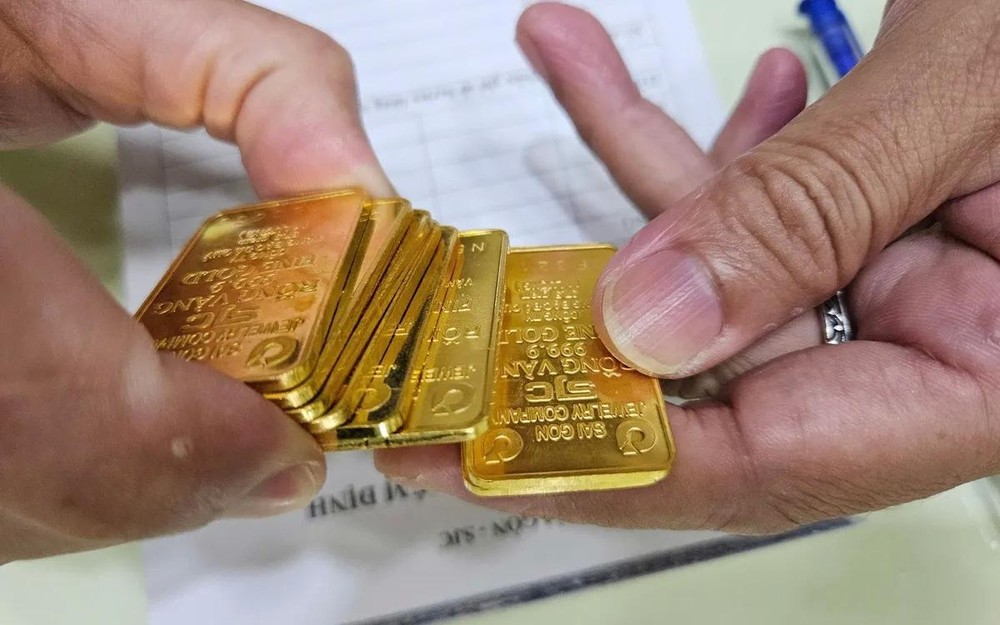 10月13日上午，金片价格每两逼近1亿4400万元