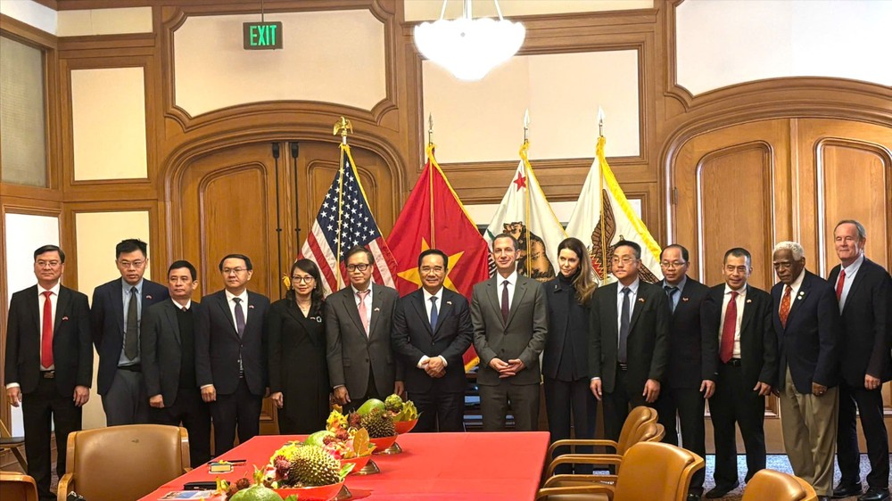 胡志明市人委会主席阮文得率领代表团与三藩市领导举行工作会议。