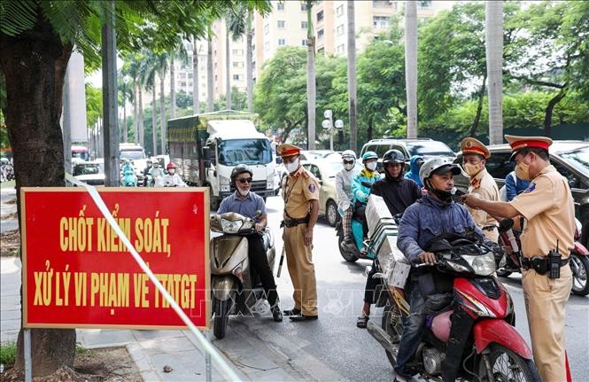  第6号交警队的工作组在河内市黎德寿街上对交通参与者进行酒精浓度检查。
