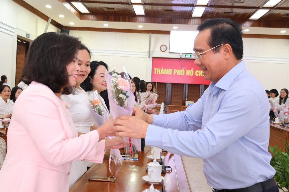 阮文得主席向女干部、公务员、职工赠送礼物，以祝贺“一〇‧二〇”越南妇女节。