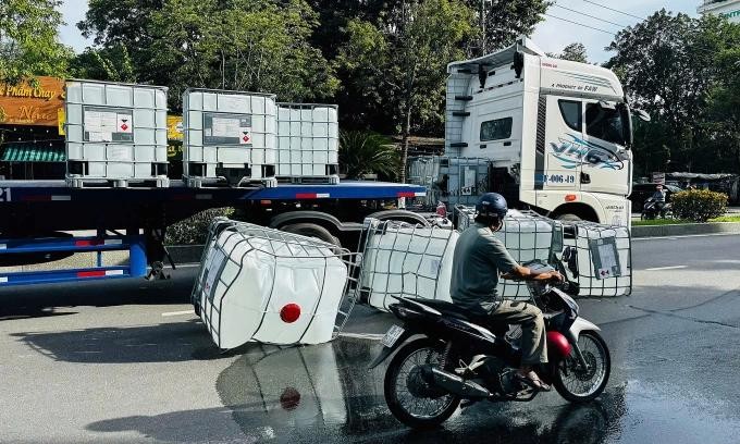 卡车于10月23日上午在黎利街掉落4桶化工原料液体。