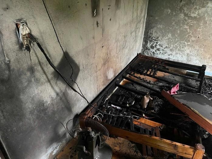 手机在充电时发生爆炸，致使屋内许多财物付诸一炬。