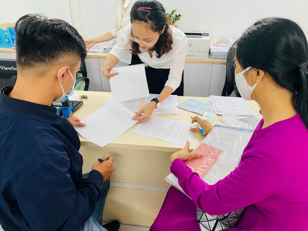 民众在办理房地产手续。