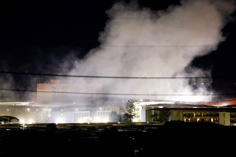 2025年10月24日，泰缅边境附近KK园区发生爆炸后，浓烟从建筑上空升起。