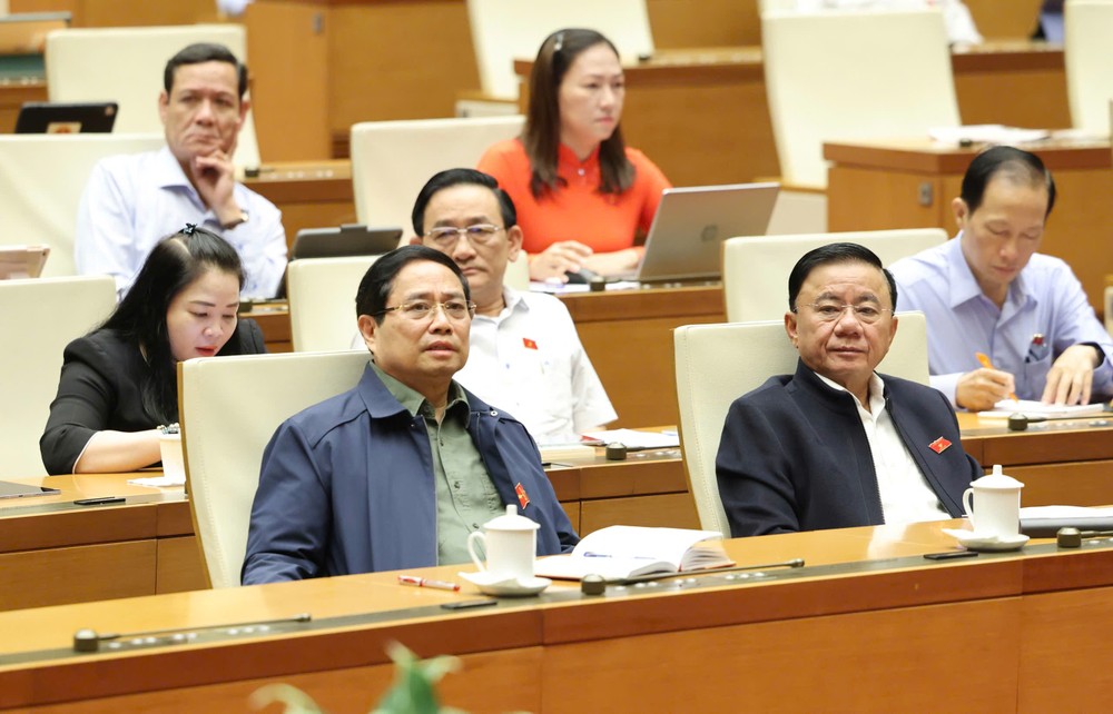 范明政总理与党中央书记处常务书记陈锦秀出席会议并关注代表们的发言。