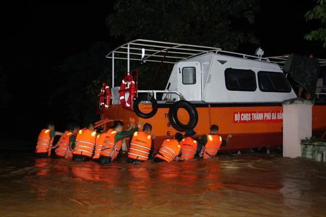 岘港市军事指挥部救援重灾区民众脱困。