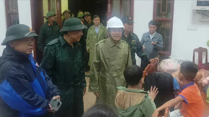 岘港市人委会副主席陈南兴与该市各厅、部门领导前往灾区问候受灾民众。