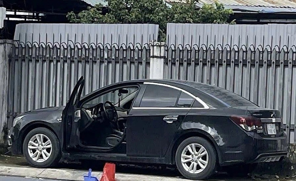 停放在路边的轿车车尾厢内发现一具女尸。