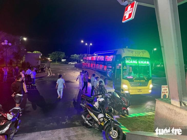 图 : 交警使用特种车辆为载有临盆产妇的卧铺客车开行优先通道，及时把她护送至医院急救。