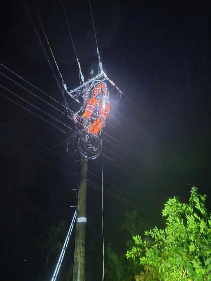 连夜克服因洪灾受损的电力系统。