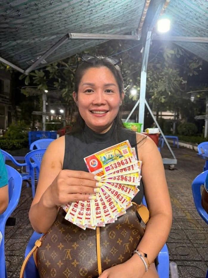 图 : “兰雄秀”彩票代理处主理人何苏芳兰分享了为一位幸运顾客兑换14张平福省头奖彩票的喜悦。