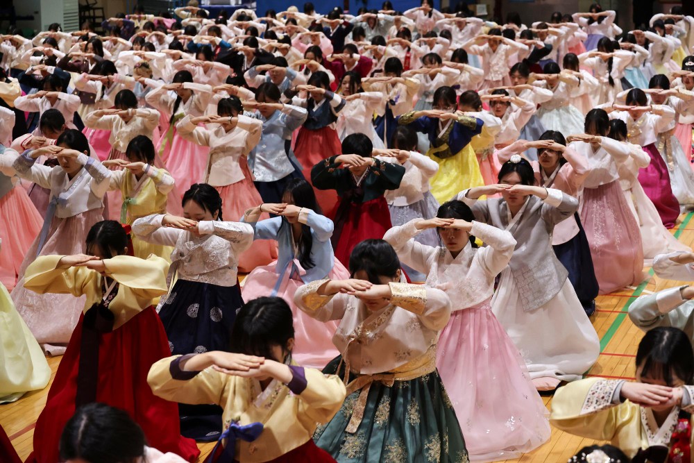 2月11日，在韩国首尔的一所女子高中，毕业生身着韩服参加毕业典礼。（图 :新华社）