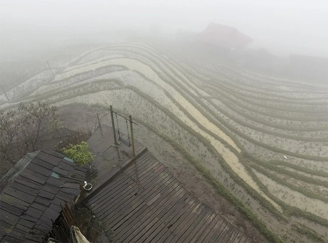 大雨影响视线，沙巴道路多处发生山体滑坡，导致通行困难。