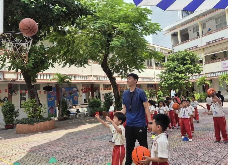 胡志明市滨城坊阮太学小学校学生的课外活动。胡志明市教育与培训厅要求学校暂停课外活动，以躲避台风。 