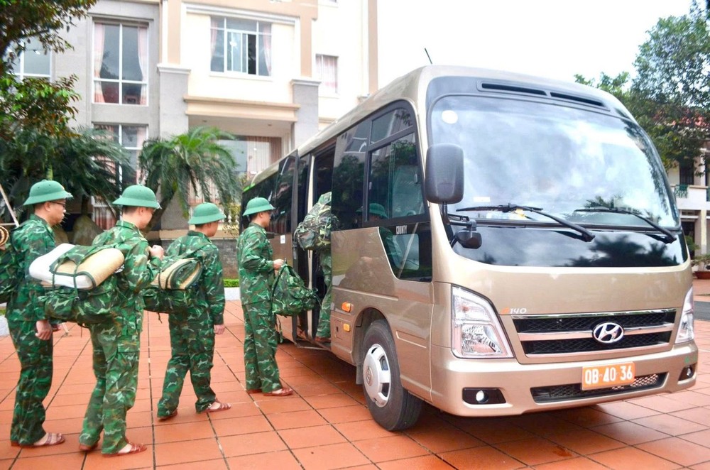 干部、战士出发支援民众应对13号台风。