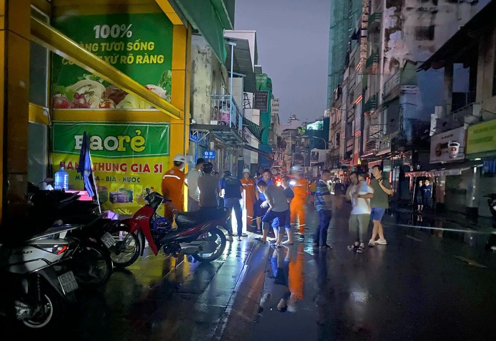 一名男青年在涉水路段疑似被触电而倒地身亡。