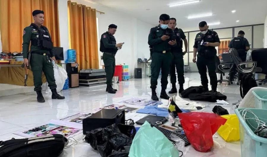 柬埔寨执法当局在诈骗窝点起获嫌犯犯案设备。