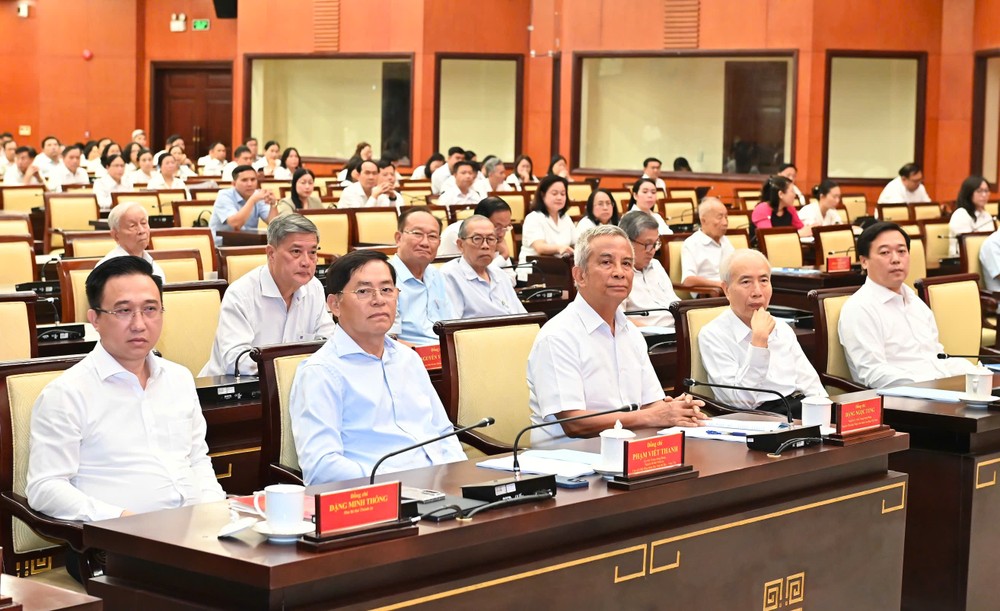 胡志明市学习、贯彻胡志明市党部第一次代表大会《决议》