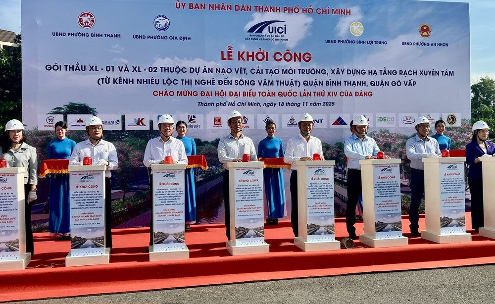 胡志明市人委会副主席裴春强按下启动钮，穿心涌整饬项目正式启动。