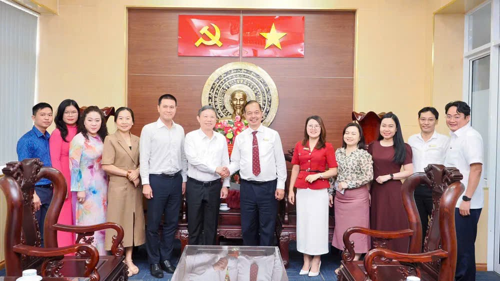 胡志明市市委宣教与民运处主任杨英德探望胡志明市干部学院。