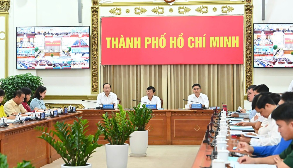 市人民议会主席武文明主持选举委员会第二次会议。