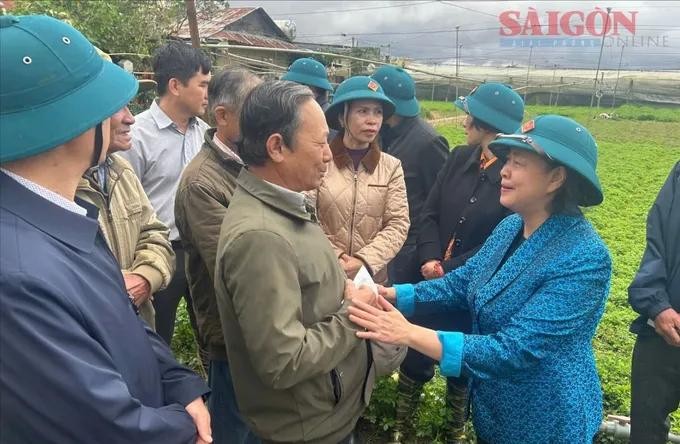  图: 裴氏明怀主席在与林同省省委举行的工作会上发表讲话。