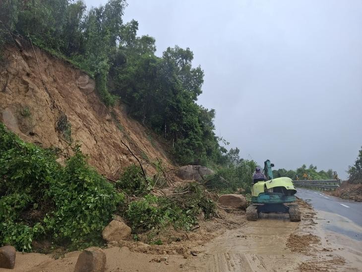 图: 贾岭上的一个滑坡地点。