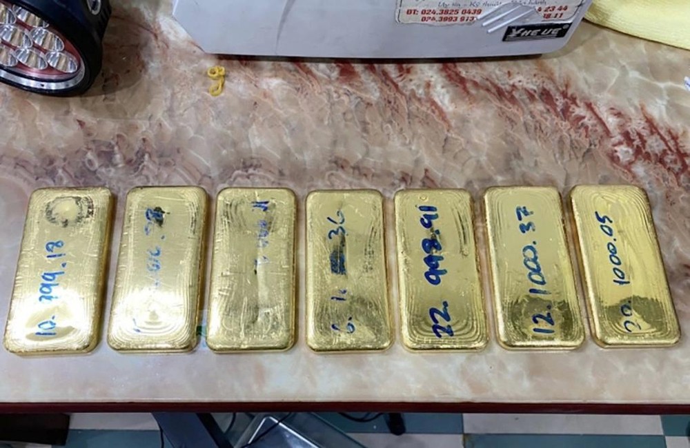 在某起案件中被查获的走私黄金。