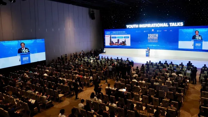 逾500名年轻知识分子与全球领导者参加2025年秋季经济论坛对话。