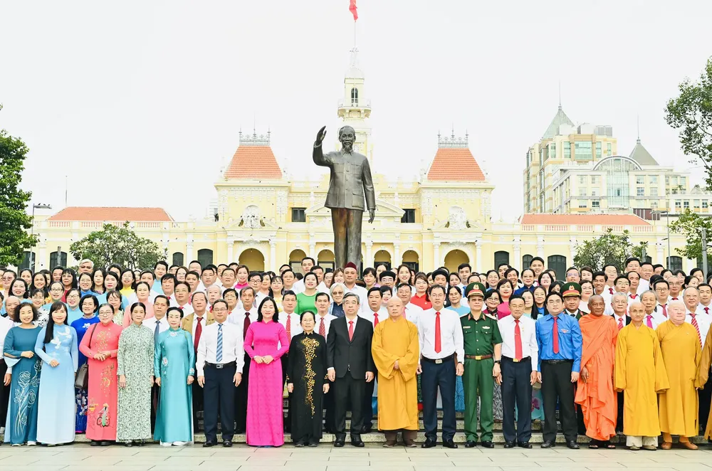 图: 出席胡志明市越南祖国阵线代表大会的代表团在胡志明主席雕像前合影留念。