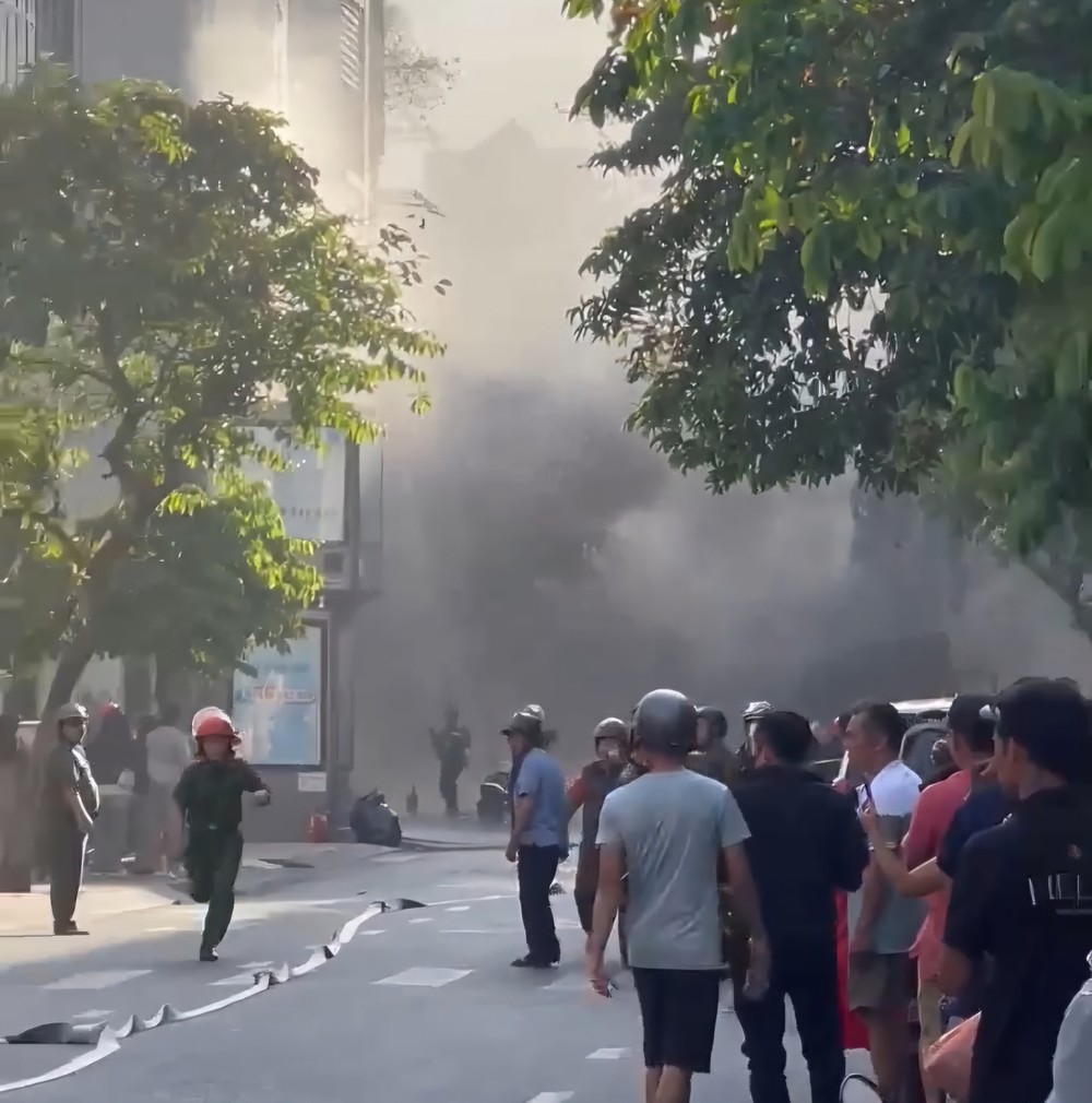  职能力量正展开灭火工作。