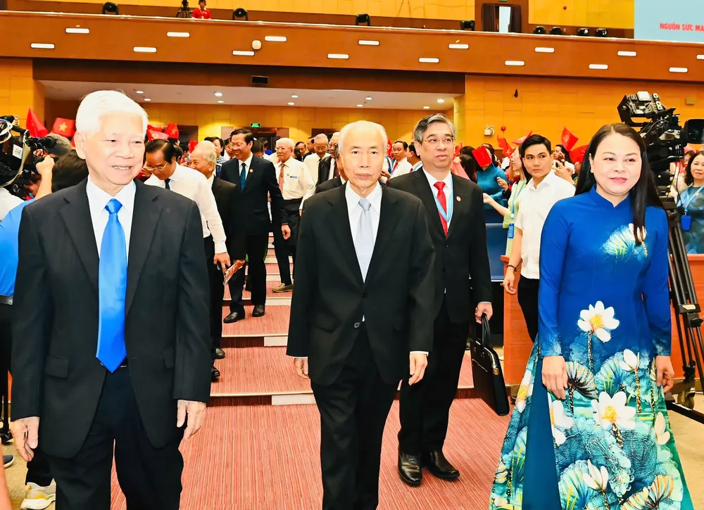 11月30日上午，出席大会的代表们。