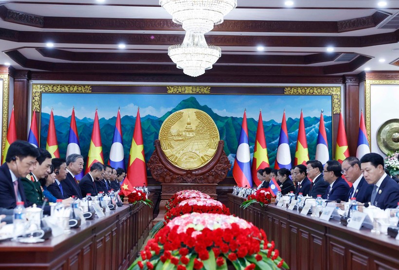 党中央总书记苏林与老挝人革党中央总书记、国家主席通伦举行会谈。